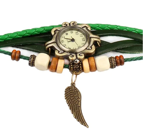 Reloj bohemio retro con alas de ángel