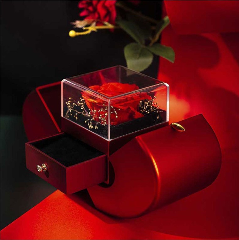 Rosa Eterna con Collar en Caja Creativa en Forma de Fruta – Regalo Romántico