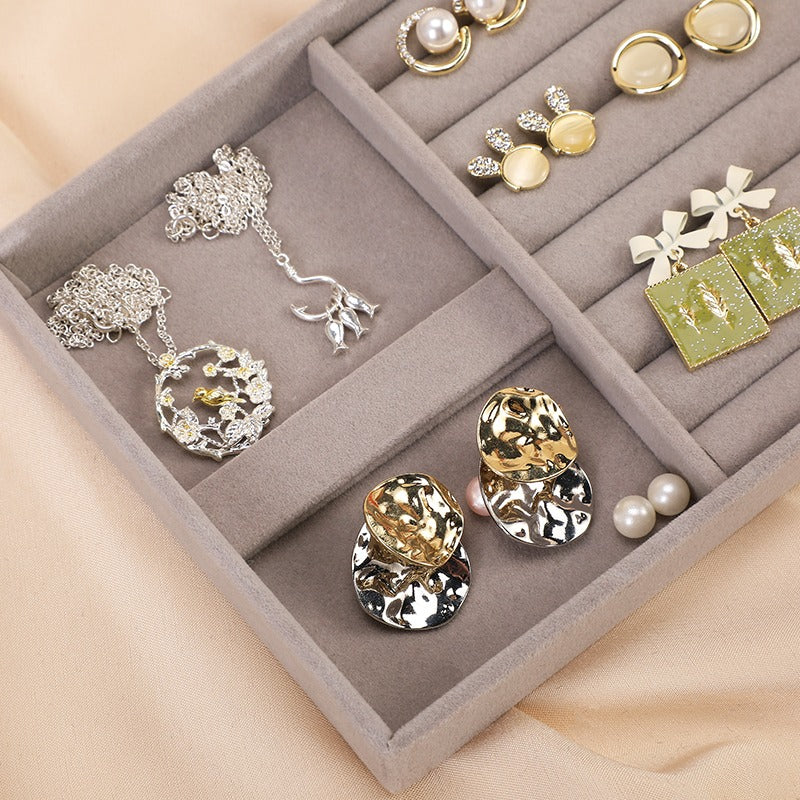 Bandeja organizadora de joyas de terciopelo gris