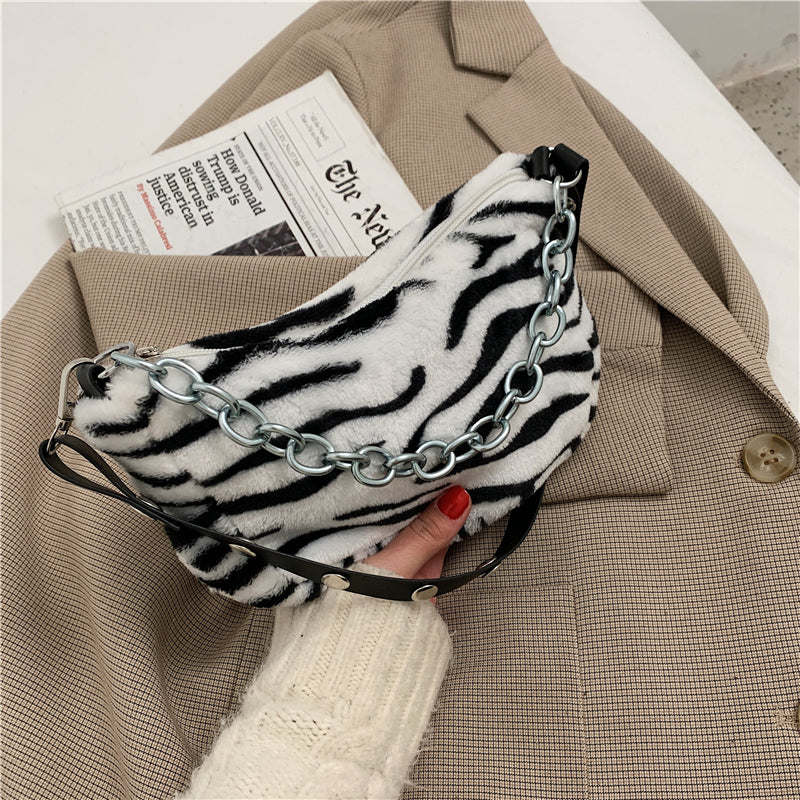 Bolso Baguette de Terciopelo – Estilo Único y Moderno