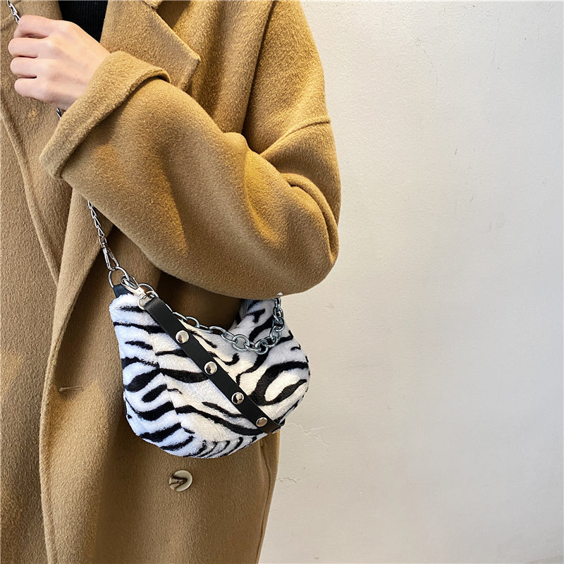 Bolso Baguette de Terciopelo – Estilo Único y Moderno