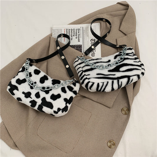 Bolso Baguette de Terciopelo – Estilo Único y Moderno