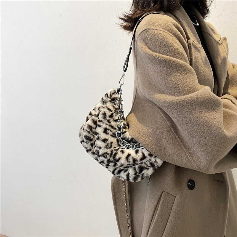 Bolso Baguette de Terciopelo – Estilo Único y Moderno