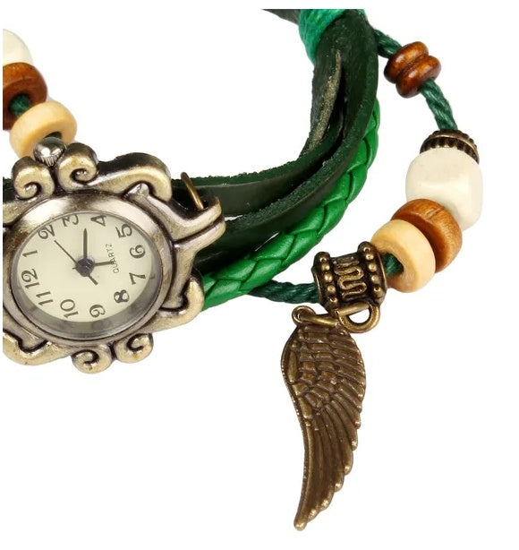 Reloj bohemio retro con alas de ángel