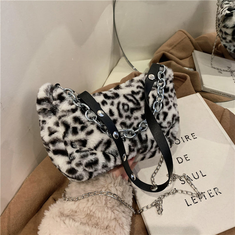 Bolso Baguette de Terciopelo – Estilo Único y Moderno