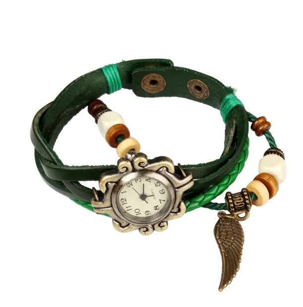 Reloj bohemio retro con alas de ángel